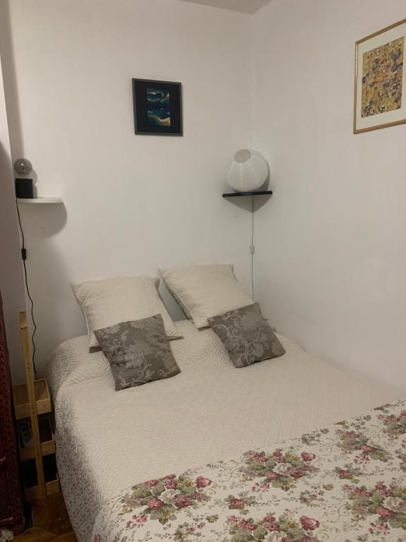 un lit avec deux oreillers dessus dans une chambre dans l'établissement Paris- Charonne, à Paris