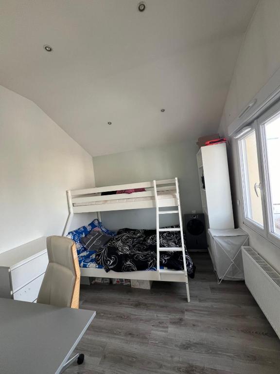 Ce dortoir comprend des lits superposés et une chaise. dans l'établissement ma maison, la votre, à Les Pavillons-sous-Bois