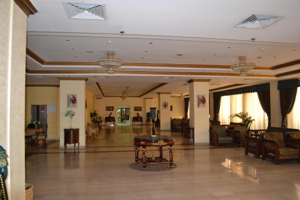 De lobby of receptie bij Jewel Glorious Hotel