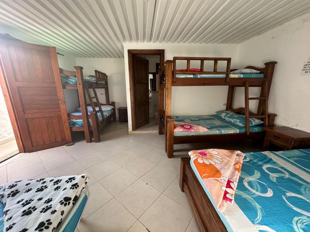 een kamer met meerdere stapelbedden in een kamer bij Villa Isabela in Calima