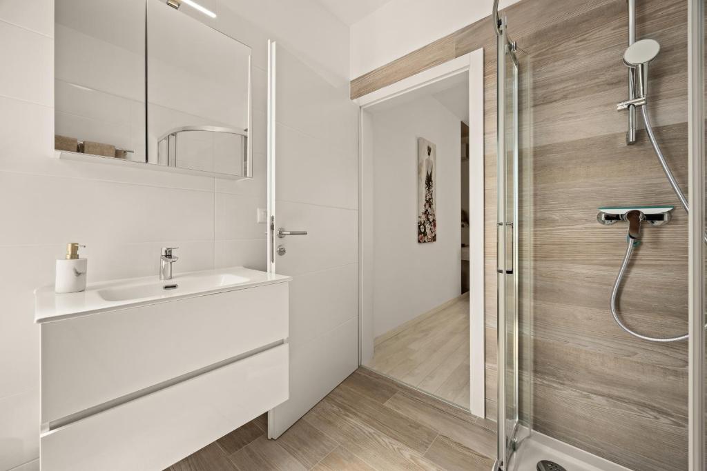 Ein Badezimmer in der Unterkunft Serenity home Villa Tea with heated pyrolysis salt water