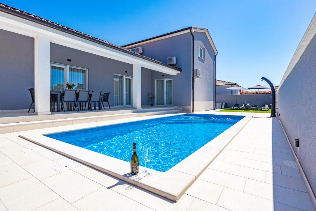 Der Swimmingpool an oder in der Nähe von Serenity home Villa Tea with heated pyrolysis salt water