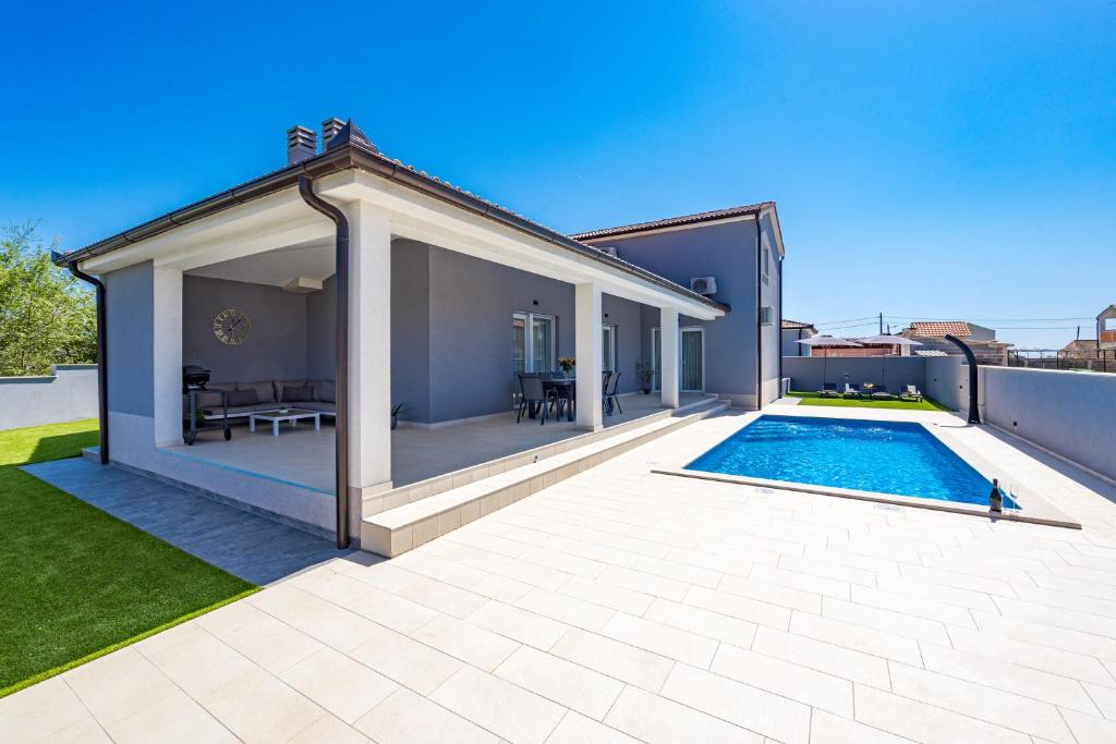 Der Swimmingpool an oder in der Nähe von Serenity home Villa Tea with heated pyrolysis salt water