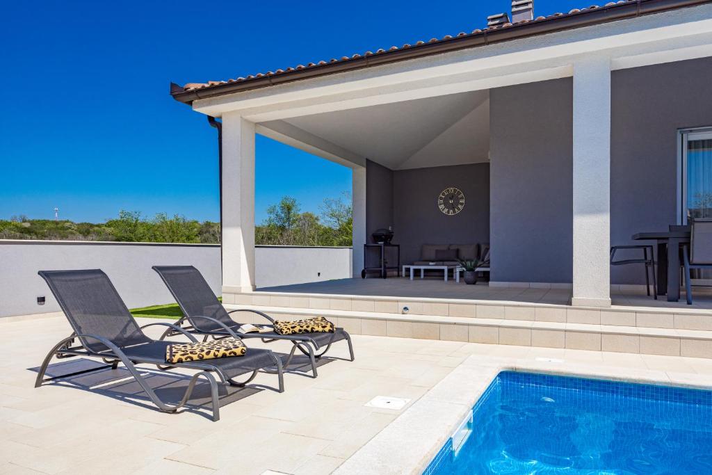 Der Swimmingpool an oder in der Nähe von Serenity home Villa Tea with heated pyrolysis salt water