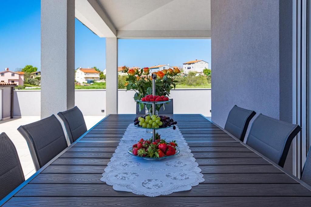 Ein Balkon oder eine Terrasse in der Unterkunft Serenity home Villa Tea with heated pyrolysis salt water