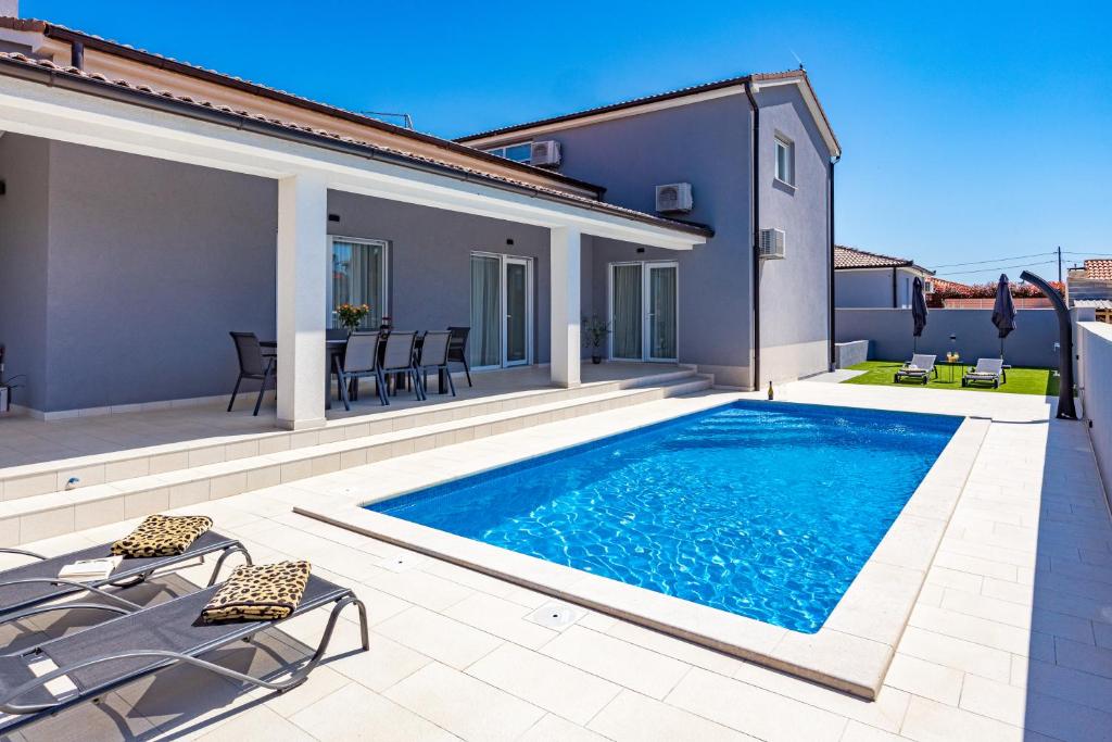 Der Swimmingpool an oder in der Nähe von Serenity home Villa Tea with heated pyrolysis salt water