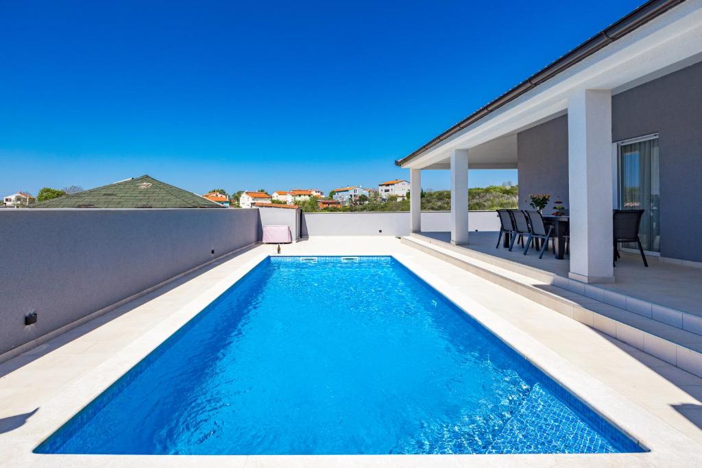 Der Swimmingpool an oder in der Nähe von Serenity home Villa Tea with heated pyrolysis salt water