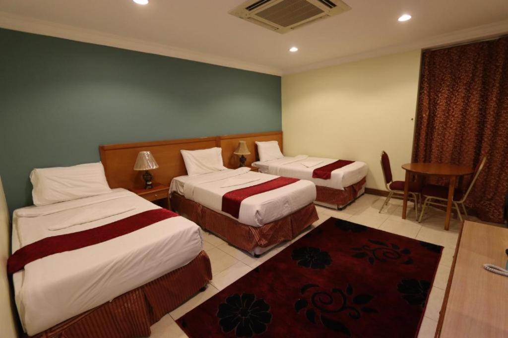 Uma cama ou camas num quarto em hotel aldhahab