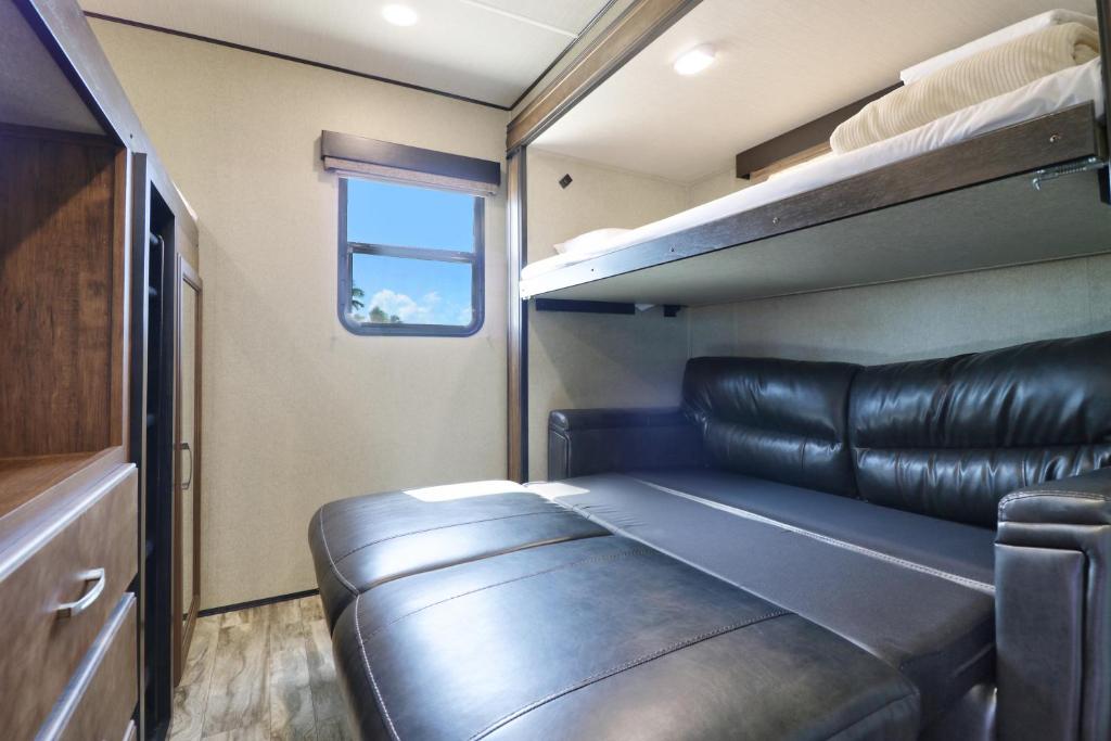 Гостиная зона в Sunshine Key RV Resort & Marina