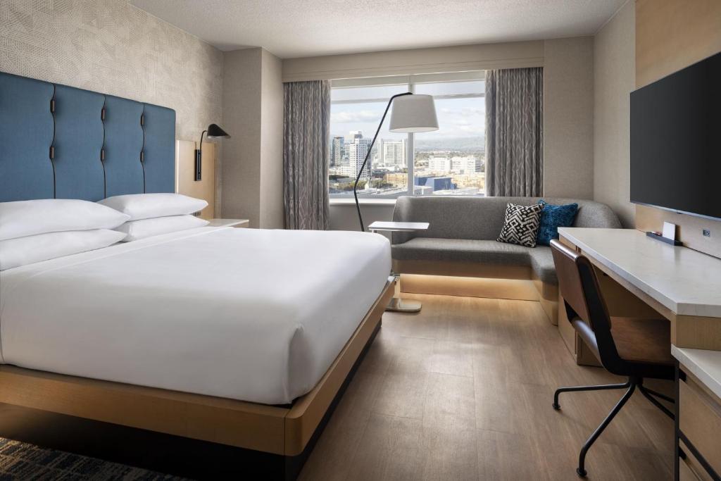 Habitación de hotel con cama y escritorio en San Jose Marriott en San José