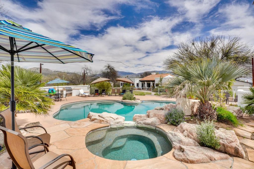 สระว่ายน้ำที่อยู่ใกล้ ๆ หรือใน Beautiful Tucson Oasis with Pool, Views and Privacy!
