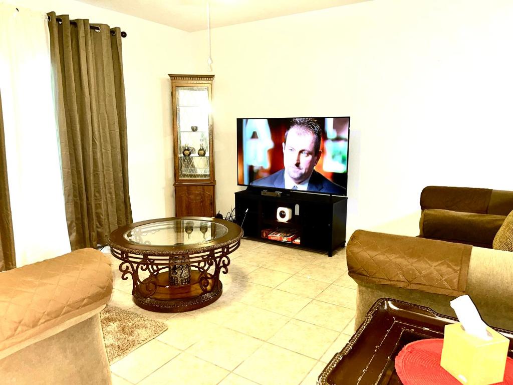 TV a/nebo společenská místnost v ubytování Cozy, Comfortable, and Convenient!