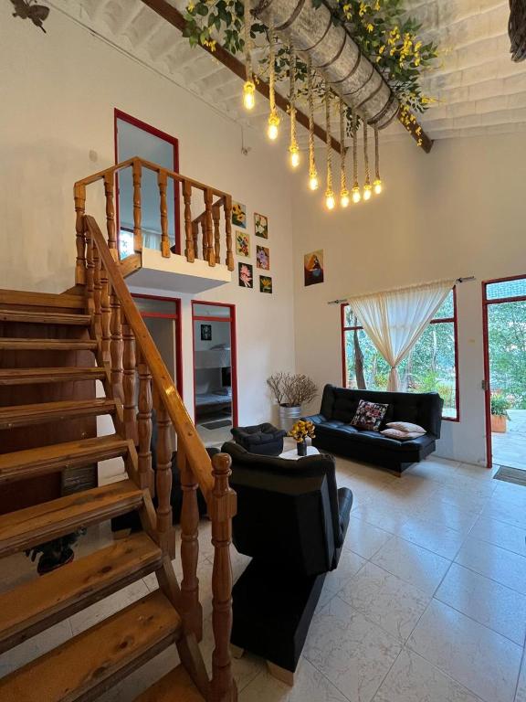 sala de estar con escalera y sofá en Villa Ocampo en Salento