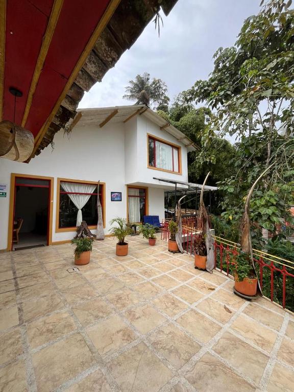 una casa con macetas delante de ella en Villa Ocampo, en Salento
