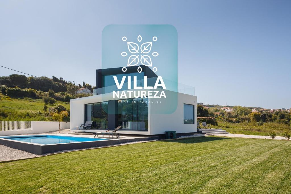 uma villa com uma piscina e um jardim em Villa Natureza em Serra do Bouro