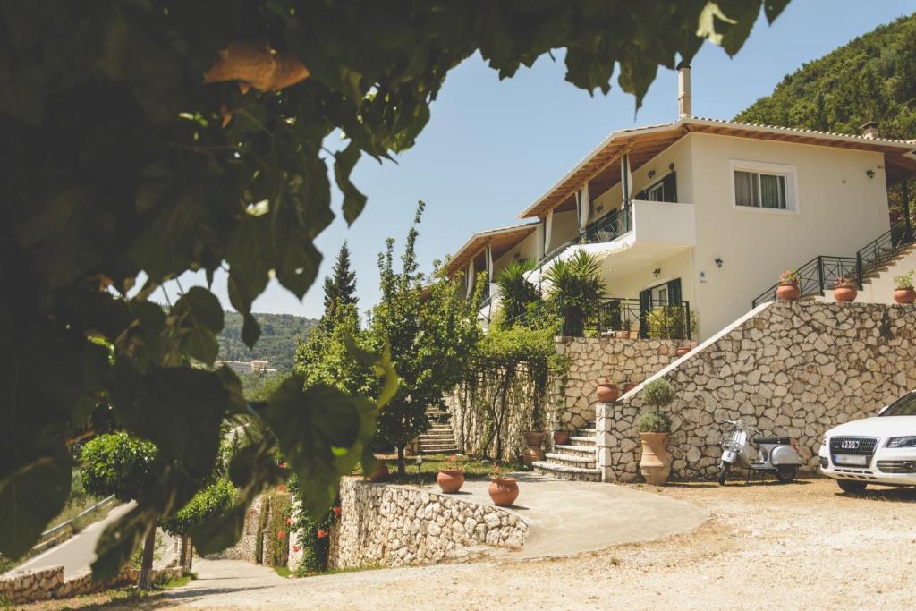 ein Haus mit einem davor geparkt in der Unterkunft Althea Studios Lefkada in Agios Nikitas