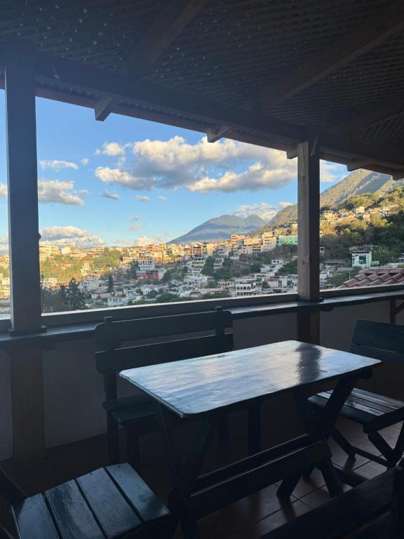 d'une table et de chaises avec vue sur la ville. dans l'établissement Casa Equipada con Vista Panorámica #1, à San Pedro de la Laguna
