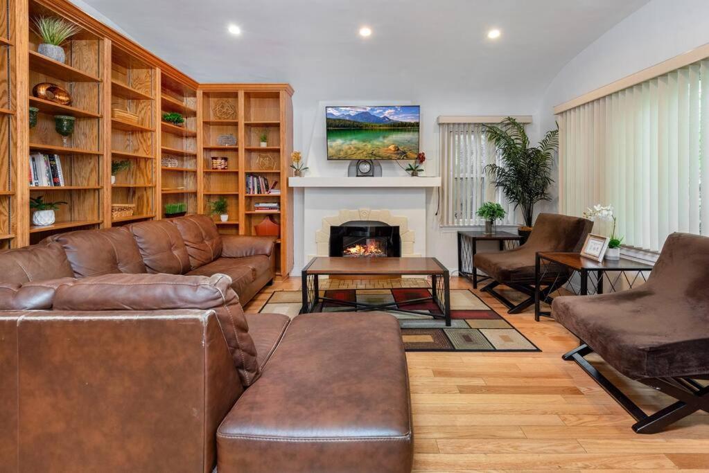 Gallery image of Central LA Bliss: 5 BR Home, BBQ, Perfect Location in Los Angeles