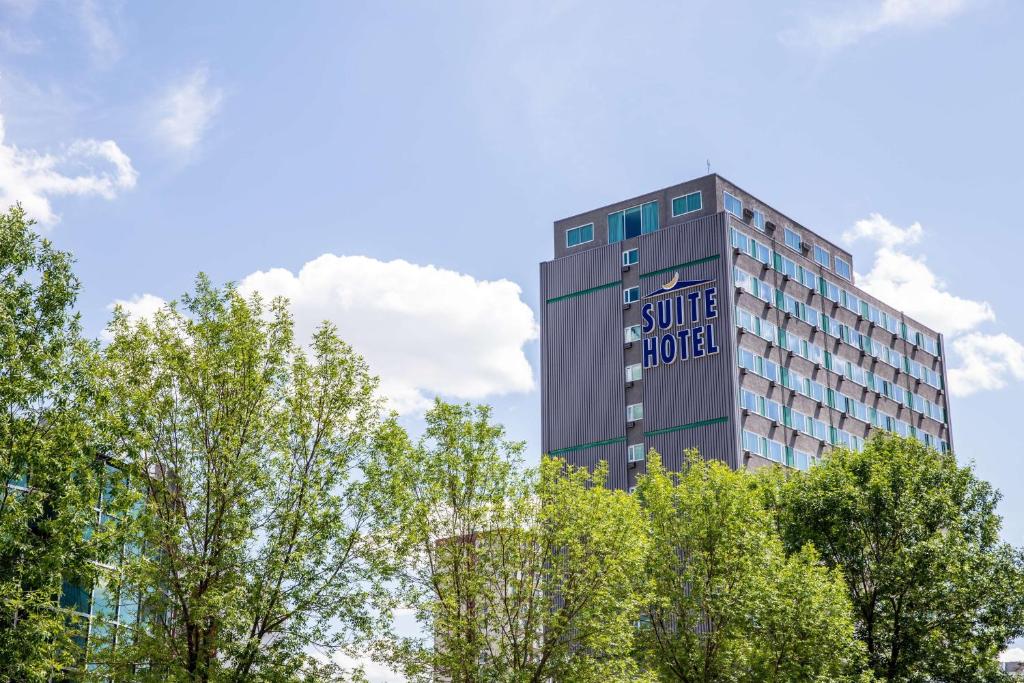 un bâtiment avec les mots « hôtel en soie » dans l'établissement Campus Tower Suite Hotel, à Edmonton