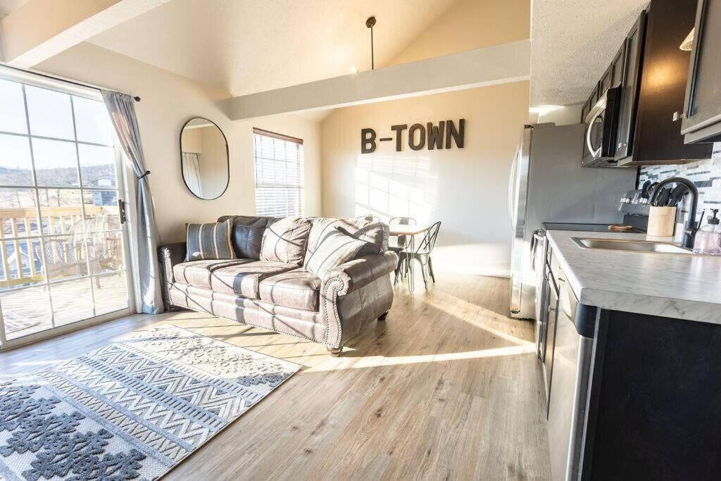 布蘭森的住宿－White River Condo - Newly Updated!，带沙发的客厅和厨房
