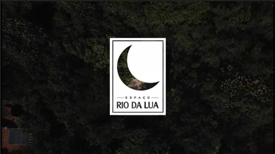 una señal que dice no da lira con una luna en ella en Espaço Rio da Lua - Casas - Cipó, Mata, Madeira e Tororão - São Jorge GO, en São Jorge
