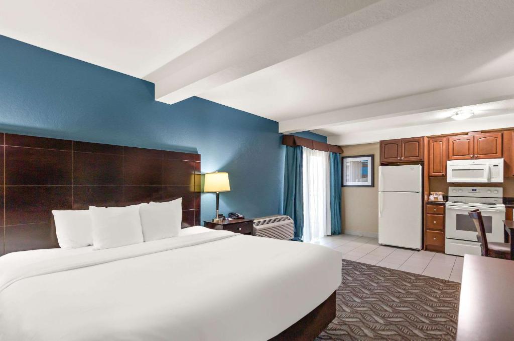 Comfort Inn & Suites Springfield I-55 - King Suite With Sofabed- Non Smoking
