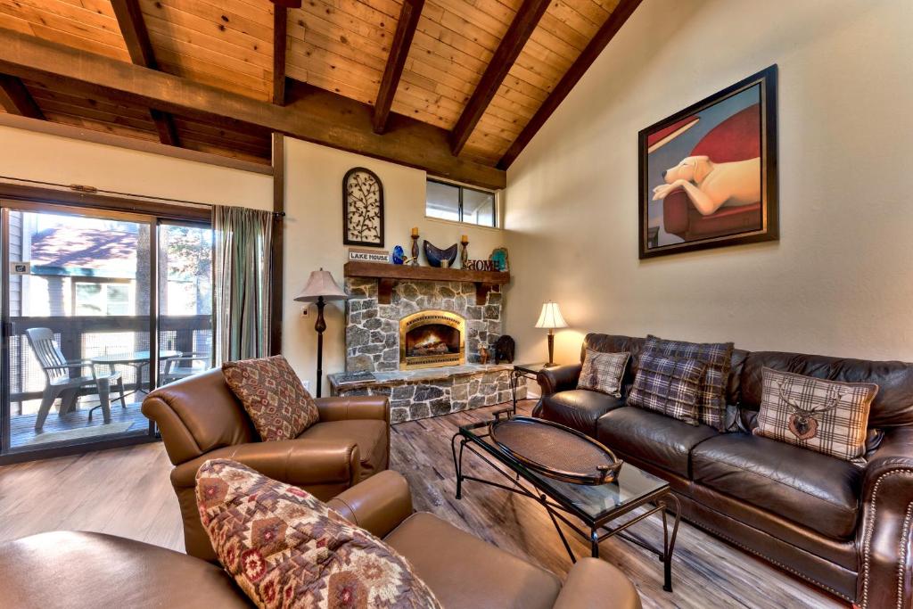 Elle comprend un salon doté d'un mobilier en cuir et d'une cheminée. dans l'établissement Lakeland Village 471 - Resort Magic 2BR Loft, à South Lake Tahoe