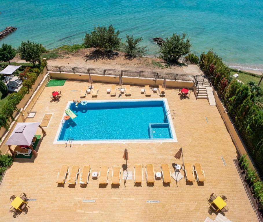 uma vista superior de uma piscina com cadeiras e do oceano em HORIZON 6 A Apartment Sveti Vlas em Sveti Vlas