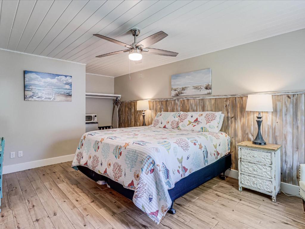 1 dormitorio con 1 cama y ventilador de techo en Oak Cottages 3 en Rockport