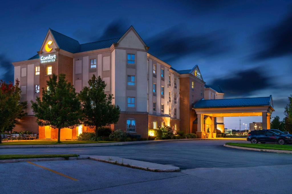 a hotel with a car parked in a parking lot at Comfort Inn & Suites in Kincardine