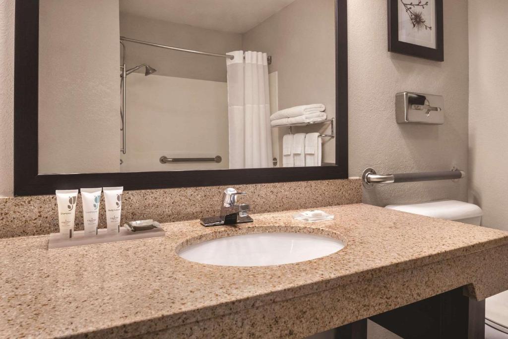 Country Inn & Suites by Radisson, Mt Pleasant-Racine West, WI - King Room With Roll-In Shower - Disability Access