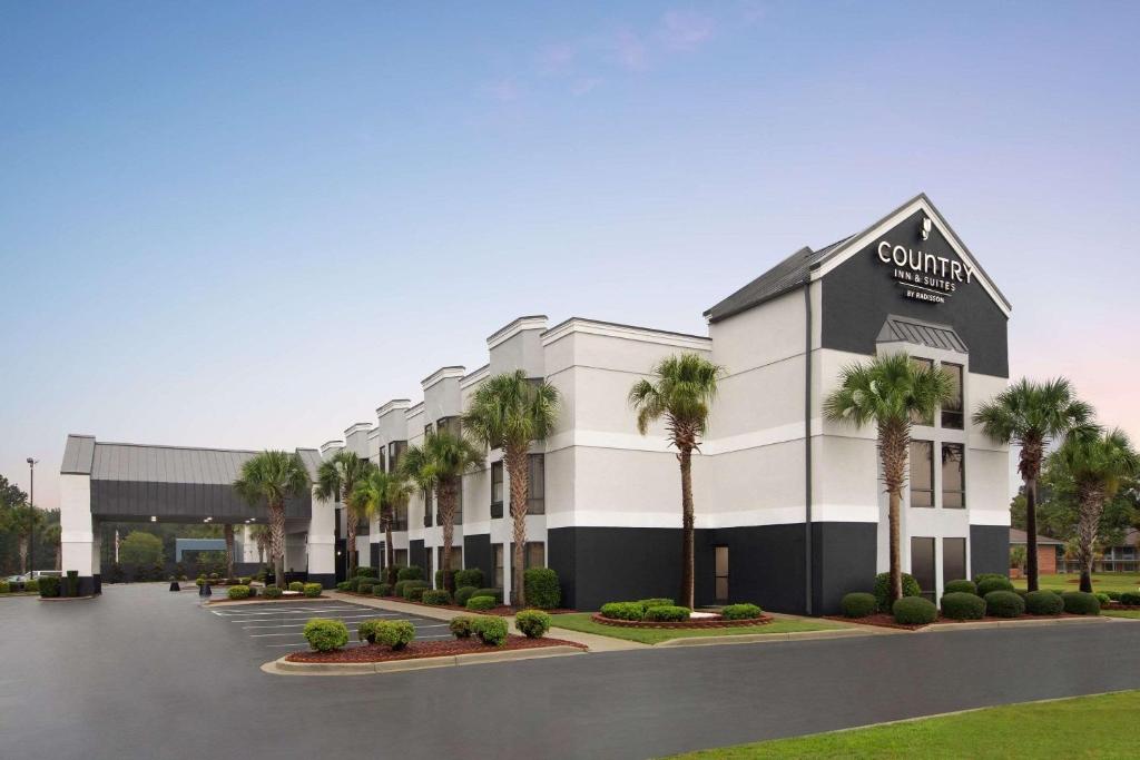 une séance d'assemblage de l'extérieur d'un hôtel dans l'établissement Country Inn & Suites by Radisson, Florence, SC, à Florence