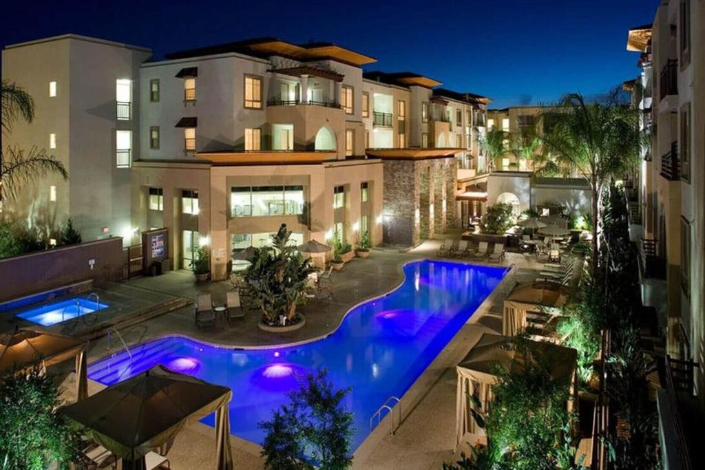 an aerial view of a house with a swimming pool at Woodland Hills Luxury Apt 2 bed CA in Los Angeles