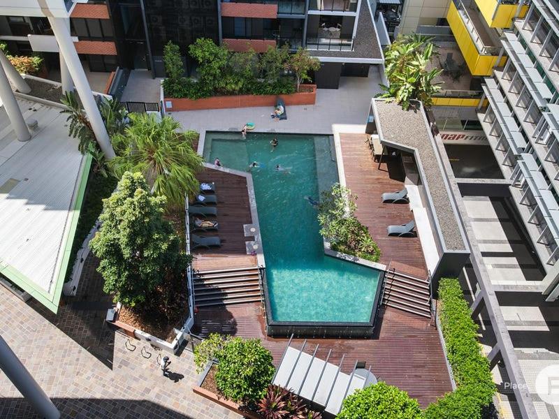 uma vista superior de uma piscina num edifício em Arena Apartments South Brisbane em Brisbane