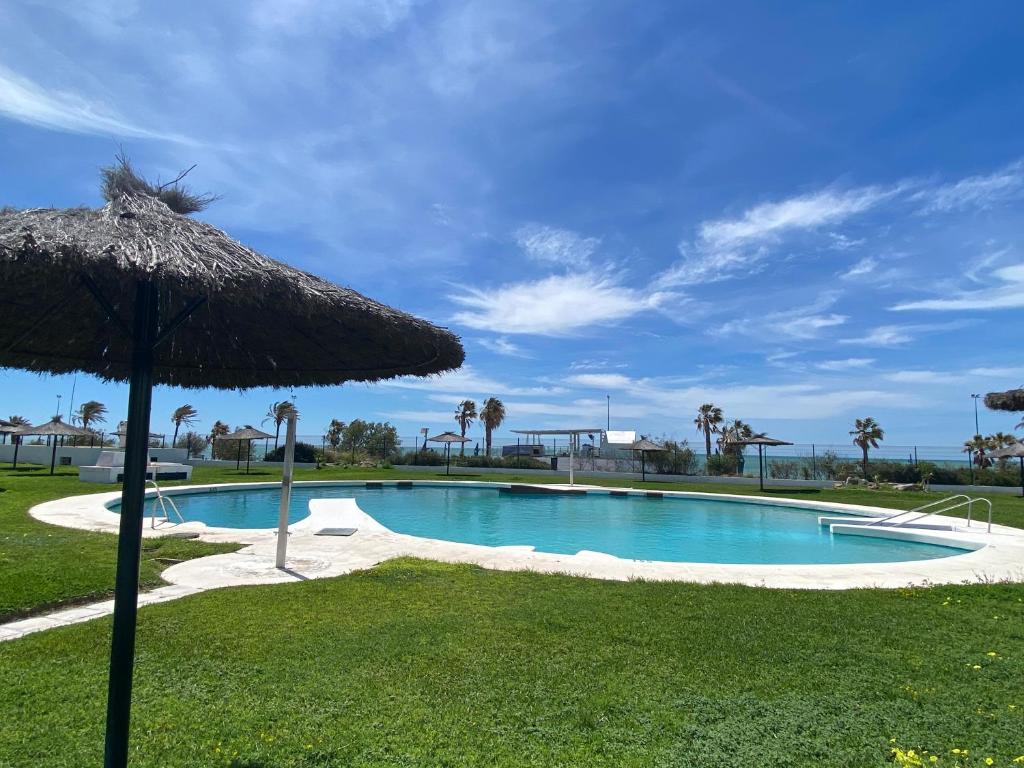 Πισίνα στο ή κοντά στο Moderno Apartamento Primera Línea Playa de La Barrosa by ChiclanaDreams