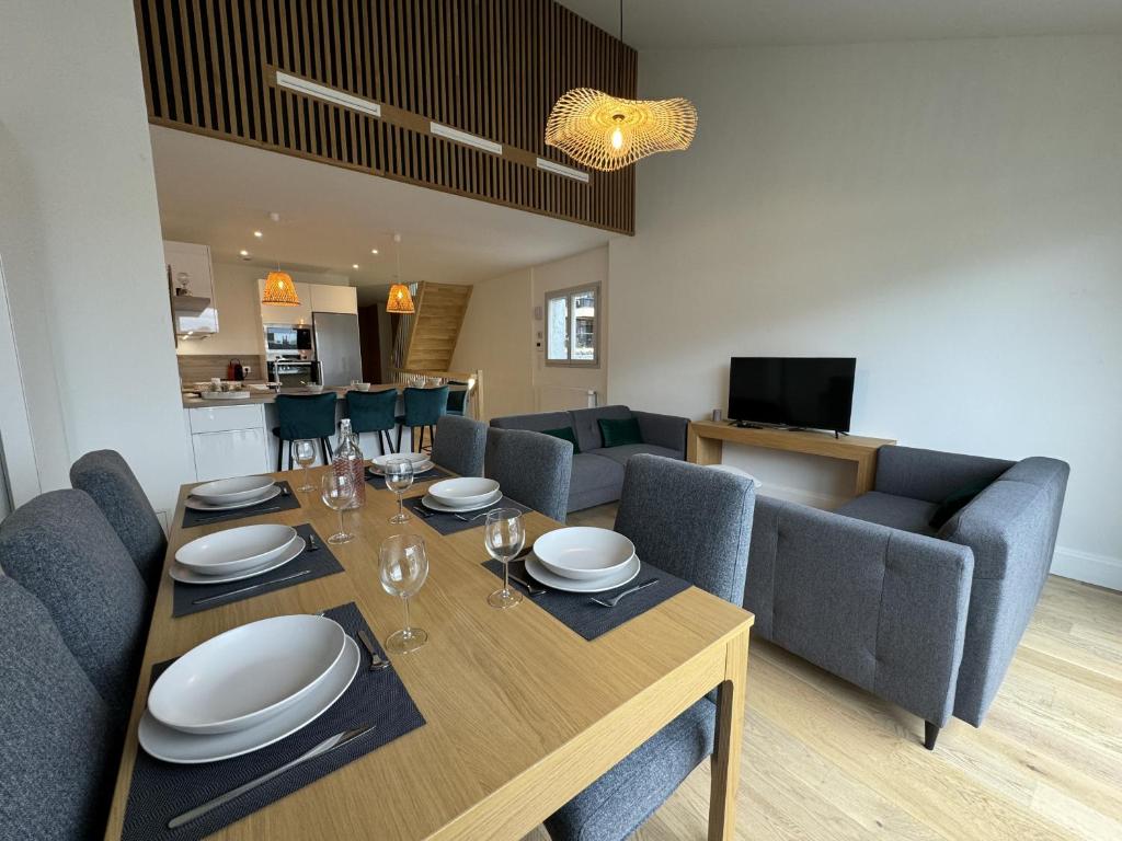 une salle à manger et un salon avec une table et des chaises dans l'établissement Le Corner - Ville - 8 pers - Rêve au Mans, au Mans