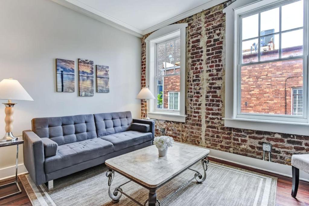Khu vực ghế ngồi tại Loft steps from River Street and City Market