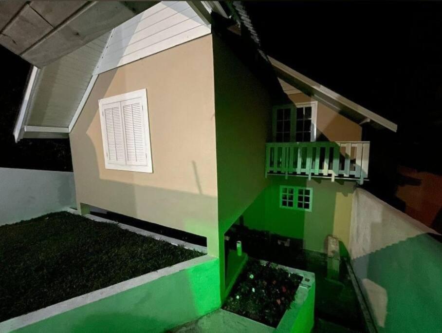 a model of a house with a balcony at Casa Cerejeiras in Campos do Jordão