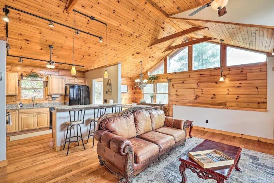 Il comprend un salon avec un canapé en cuir et une cuisine. dans l'établissement Mountain Serenity- Rustic Cabin Getaway home, à Clyde