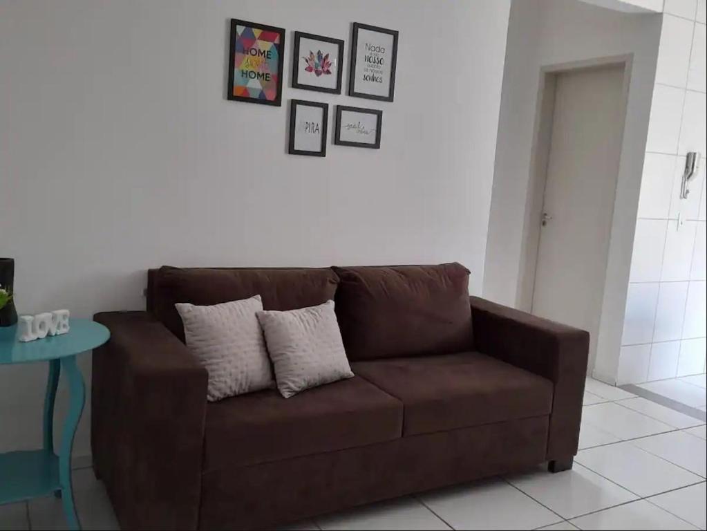 een bruine bank in een woonkamer met een tafel bij Apartamento Completo - Res Pq Humanita - Bl 02 in Uberlândia