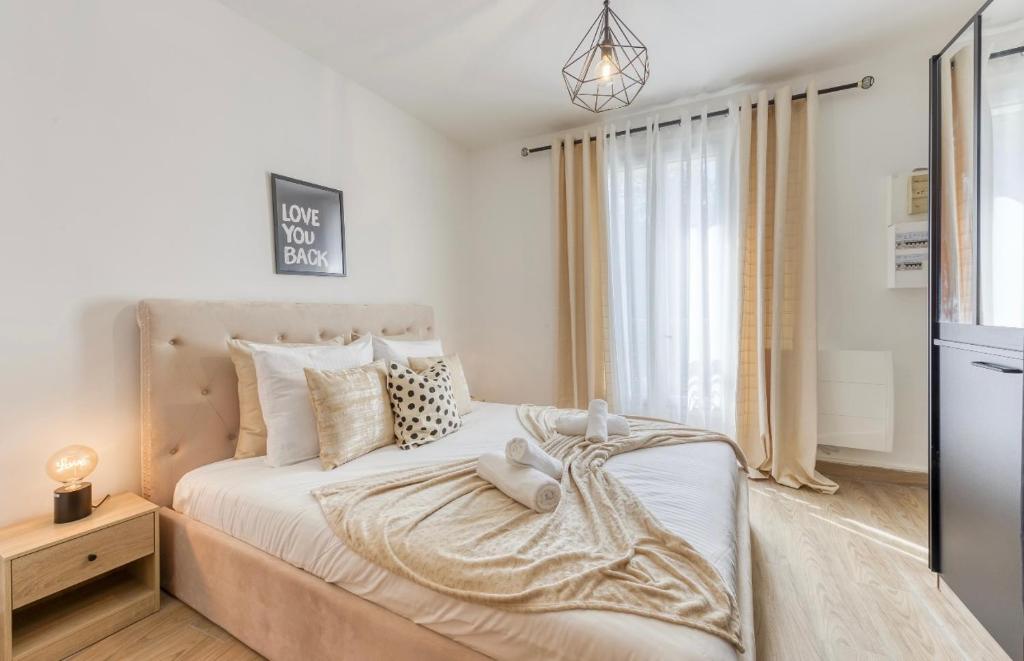 une chambre avec un grand lit et une fenêtre dans l'établissement 25m2 Cosy Proche Métro 11 - 6 min à pied, aux Lilas