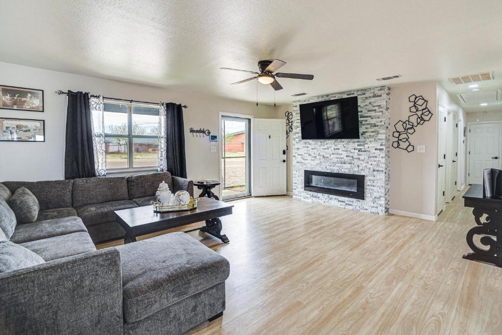 un soggiorno con divano e camino di New Mexico Smart Home with Private Yard and Grill a Tucumcari