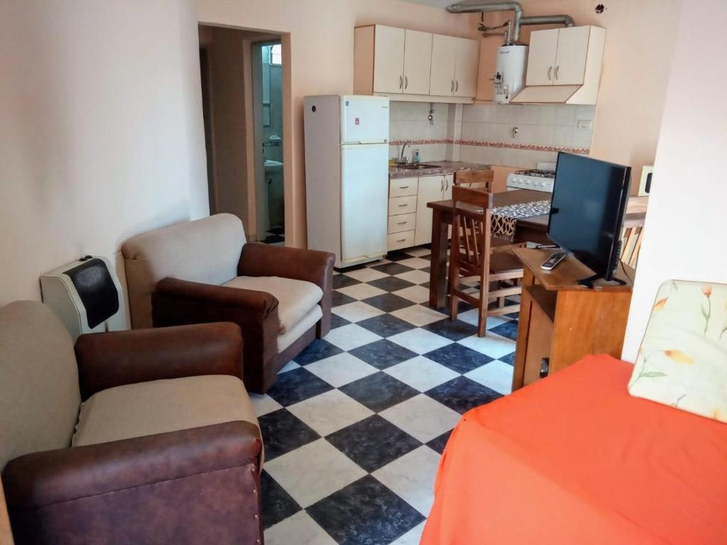 een woonkamer met een bank en een keuken bij Life Departamentos in Guaymallen