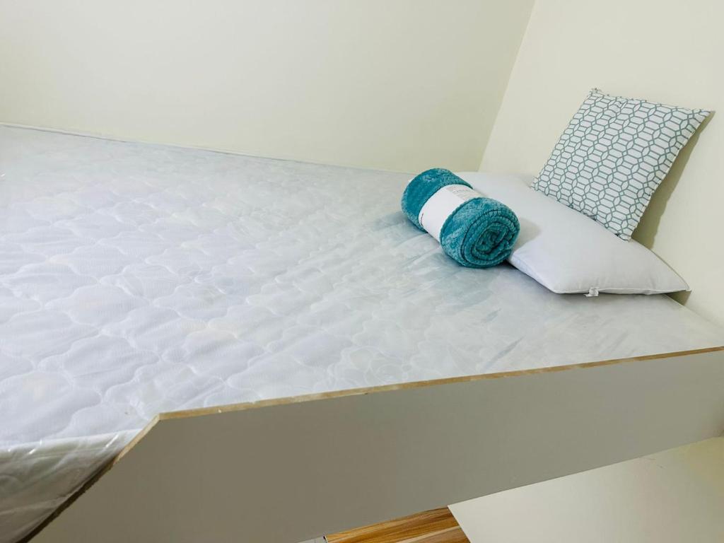 un colchón sobre una cama en Private Room in beautiful Appartment en Dubái