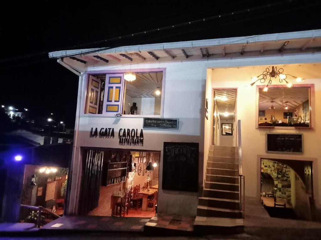 een restaurant met een trap die er 's nachts naartoe leidt bij Hostal Restaurante La Gata Carola in Salento