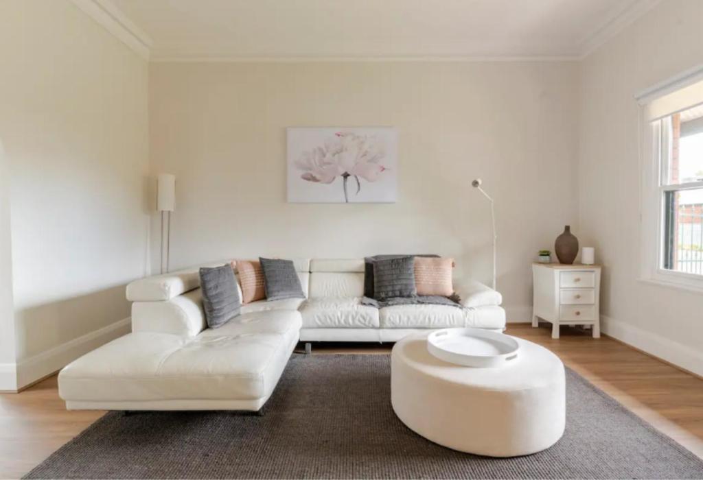 ein Wohnzimmer mit 2 weißen Sofas und einem Couchtisch in der Unterkunft Stylish Villa in Nailsworth By Host Solutions in Broadview