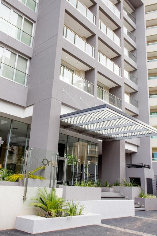 uma vista exterior de um edifício em Asunción Rent Suites Santa Teresa em Assunção