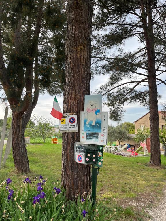 una nevera está pegada a un árbol en settimana relax en Borghetto