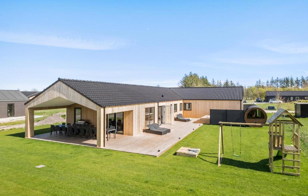 Taman di luar Pet Friendly Home In Hadsund With Sauna