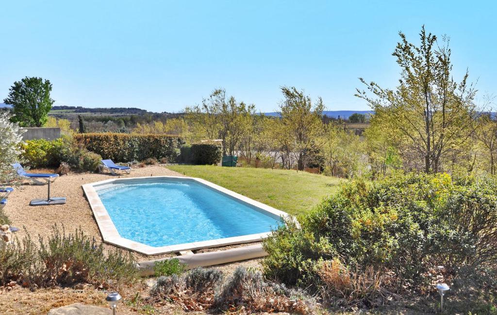 una piscina en medio de un jardín en Le Gite Du Bastidon, en La Tour-dʼAigues